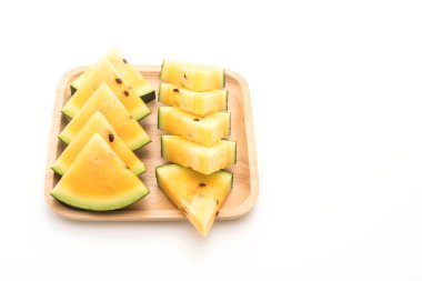 beyaz üzerine taze sarı karpuz 