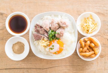 domuz eti ve yumurta ile pirinç lapası