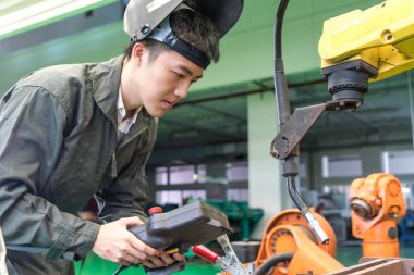 Elektrik mühendisi bir robot makine ile çalışma