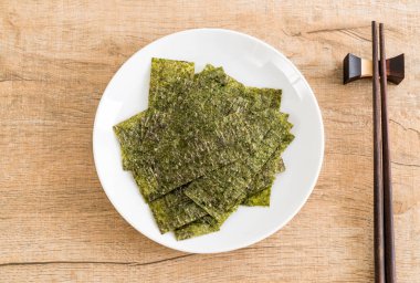 plaka üzerinde kurutulmuş yosun