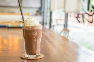 Kremalı çikolatalı milkshake.
