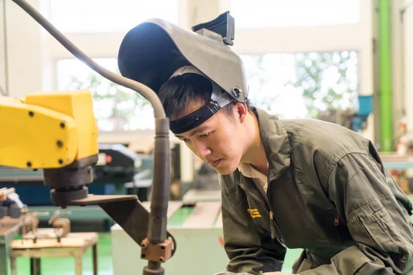 Elektrik mühendisi bir robot makine ile çalışma