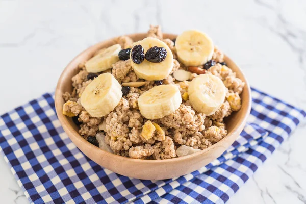 Granola muz, Kuru üzüm ve süt ile 