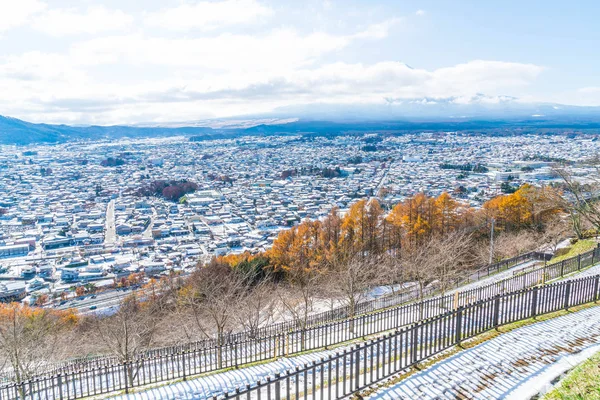 Kawaguchiko şehir manzarası ile kar 