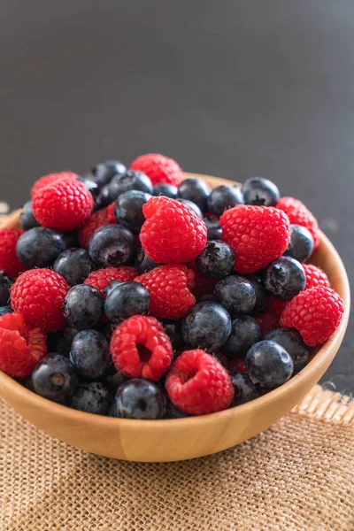 taze yaban mersini ve rasberry 