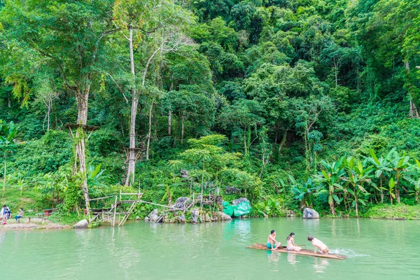 Vangvieng, Laos 13 Mayıs 2017: Turist Blue Lagoon tadını çıkarın