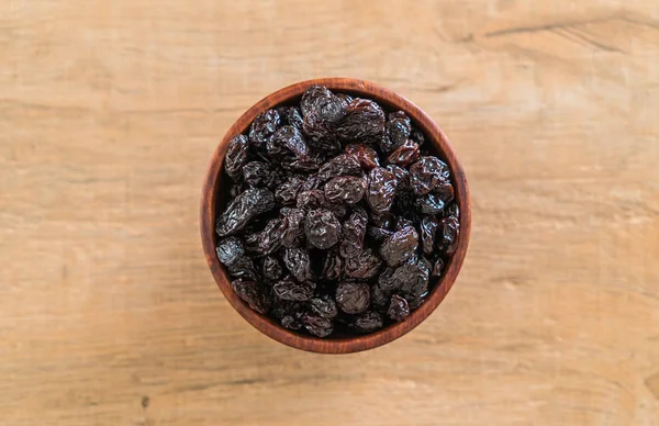 kabın içinde siyah kuru üzüm