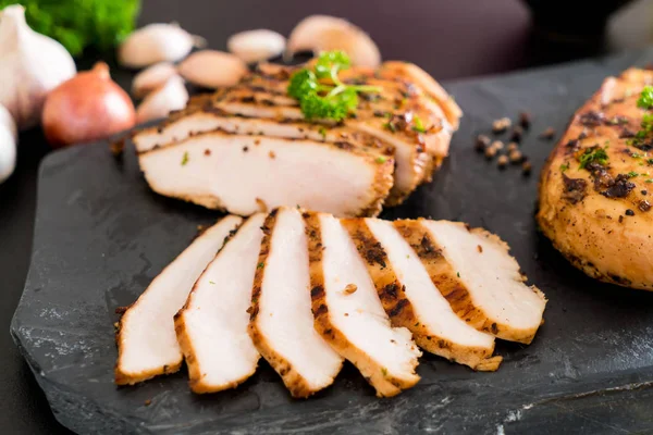 Izgara tavuk filetosu. 