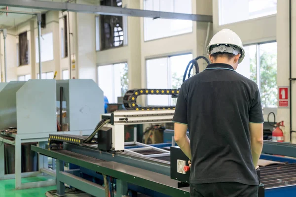 Elektrik mühendisi bir robot makine ile çalışma