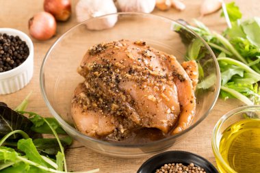 taze çiğ tavuk sos ile