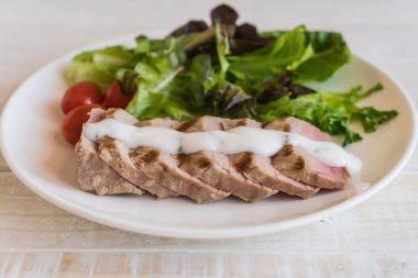 Tuna biftek salatası ile