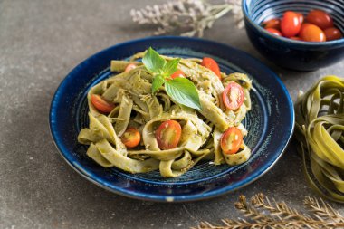 ıspanak fettuccine domates ile