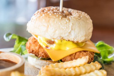 Peynirli hamburger ile kızarmış tavuk