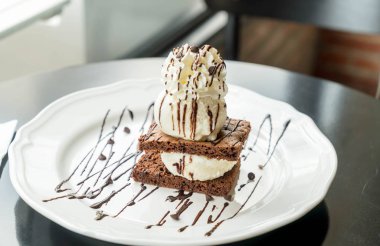 vanilyalı dondurma ile çikolatalı kek