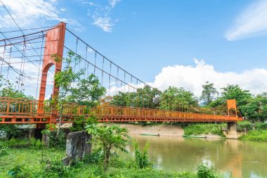Turuncu köprüden nehre Vang Vieng mağarada Jung, 