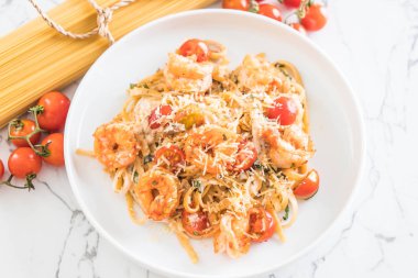 Spagetti karides, domates, fesleğen ve peynir ile 