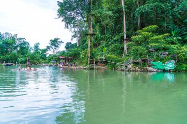 Vangvieng, Laos 13 Mayıs 2017: Turist Blue Lagoon tadını çıkarın