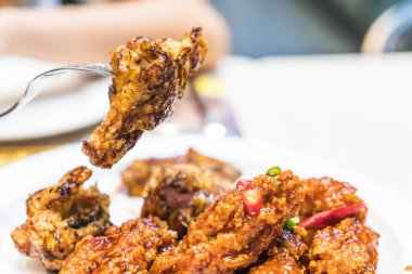 Baharatlı soslu kızarmış tavuk