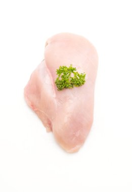 Taze çiğ tavuk filetosu.