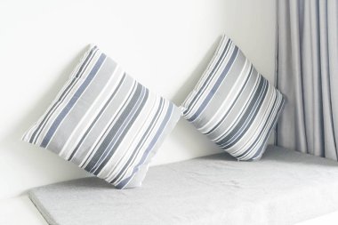 Oturma odasında kanepe dekorasyon güzel yastık 