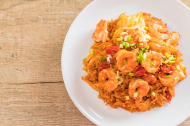 Kore baharatlı sos ve karides kızarmış pilav