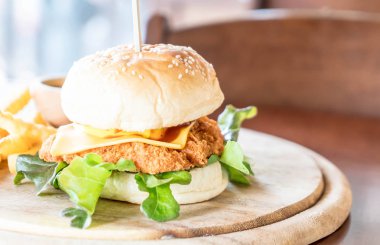 Peynirli hamburger ile kızarmış tavuk