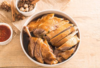 pot demlenmiş Ördek sosu ve ingradients ile