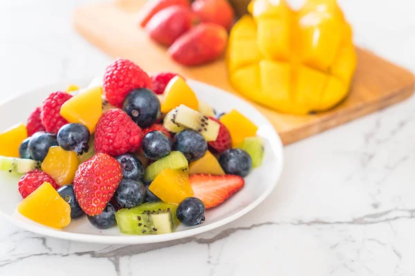 karışık taze meyve (çilek, ahududu, yaban mersini, kivi, mang