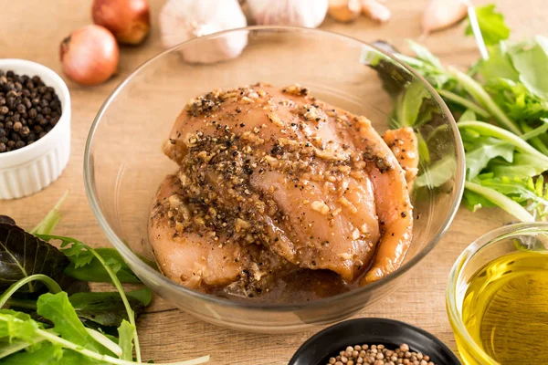 taze çiğ tavuk sos ile