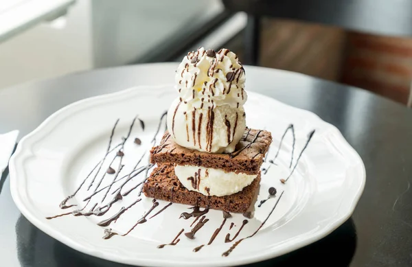 vanilyalı dondurma ile çikolatalı kek