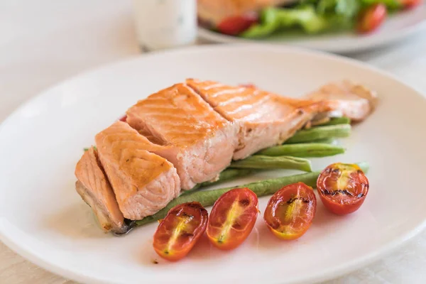 Bife de salmão grelhado — Fotografia de Stock