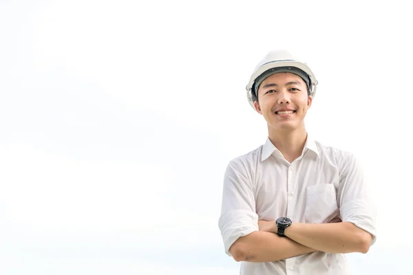 Joven ingeniero asiático con casco duro de seguridad blanco —  Fotos de Stock