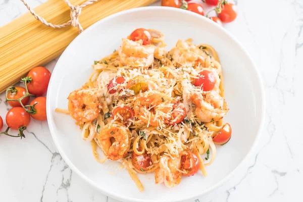 Spagetti karides, domates, fesleğen ve peynir ile 