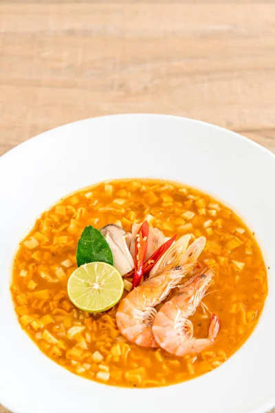 Karides çorbası baharatlı erişte