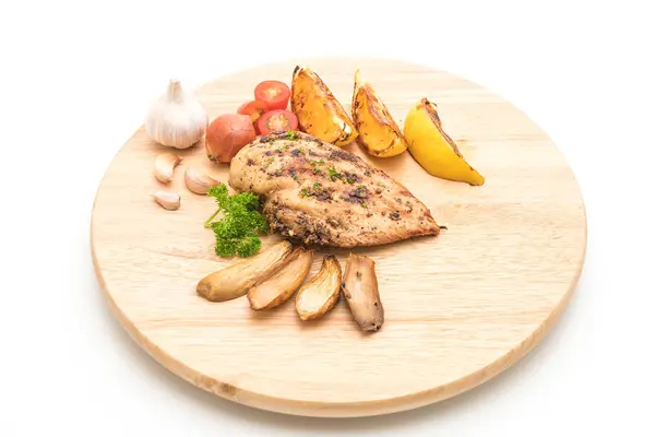 Filetes de pollo a la parrilla con verduras en tabla de madera —  Fotos de Stock