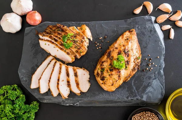 Izgara tavuk filetosu. 