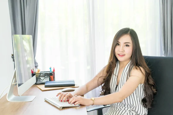 Feliz mulher asiática no escritório — Fotografia de Stock