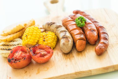 ızgara sosis mix sebze ve patates kızartması ile