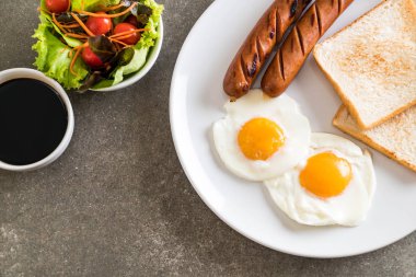 sosis ve ekmek ile kızarmış yumurta