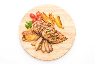 Ahşap tahta üzerinde sebzeli ızgara tavuk biftek 
