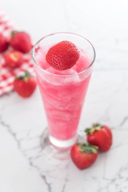 taze çilek smoothie 