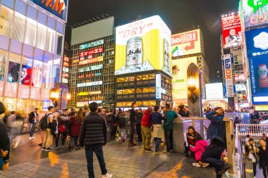 Osaka, Japonya - 19 Kasım 2016: Bir grup insan shopp için yürüyüş