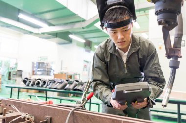 Elektrik mühendisi bir robot makine ile çalışma