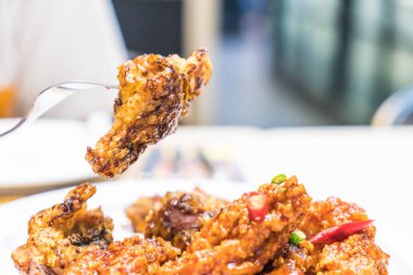 Baharatlı soslu kızarmış tavuk