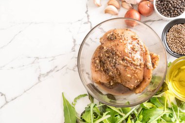 taze çiğ tavuk sos ile