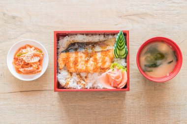 Teriyaki somon kutusunu küme üst pirinç