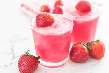 taze çilek smoothie 