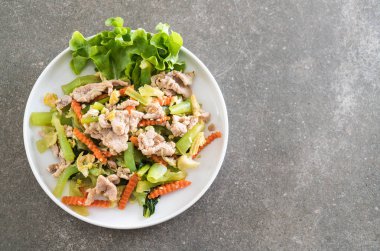 Tavada kızartılmış Shanghai Noodle domuz eti ile