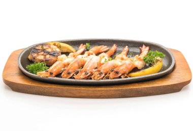 Sarımsaklı ve limonlu kızarmış karides.