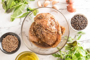 taze çiğ tavuk sos ile